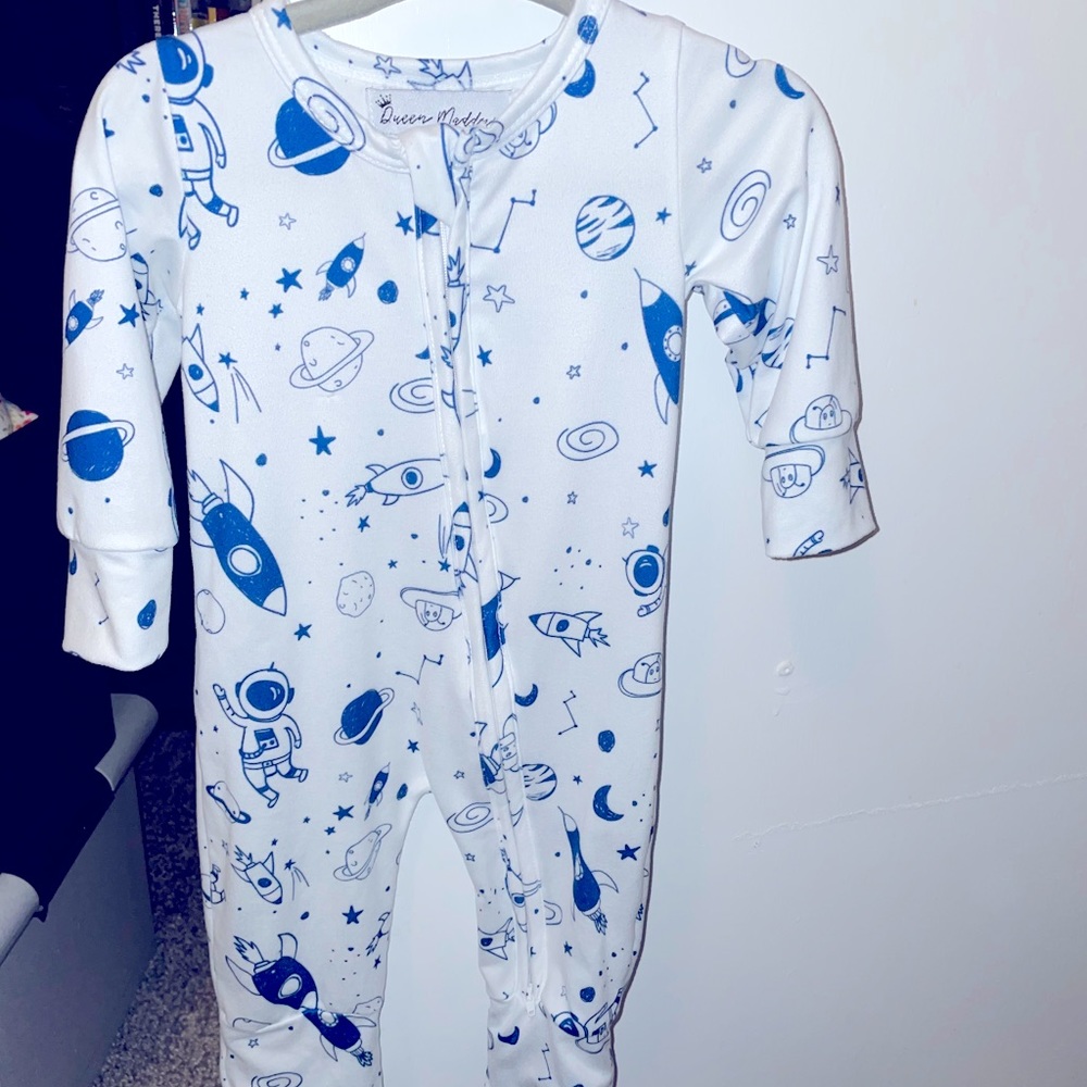 Like-New White Printed Queen Maddyn Zippie 3-6 Month